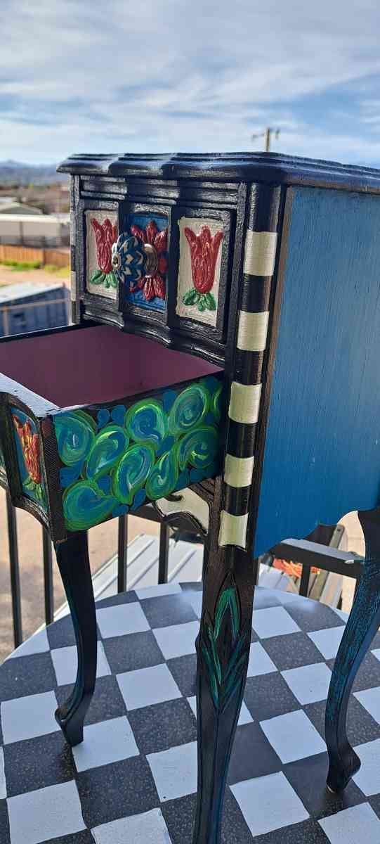 Small handpainted end table - Washington, Utah - FleaMarketBay