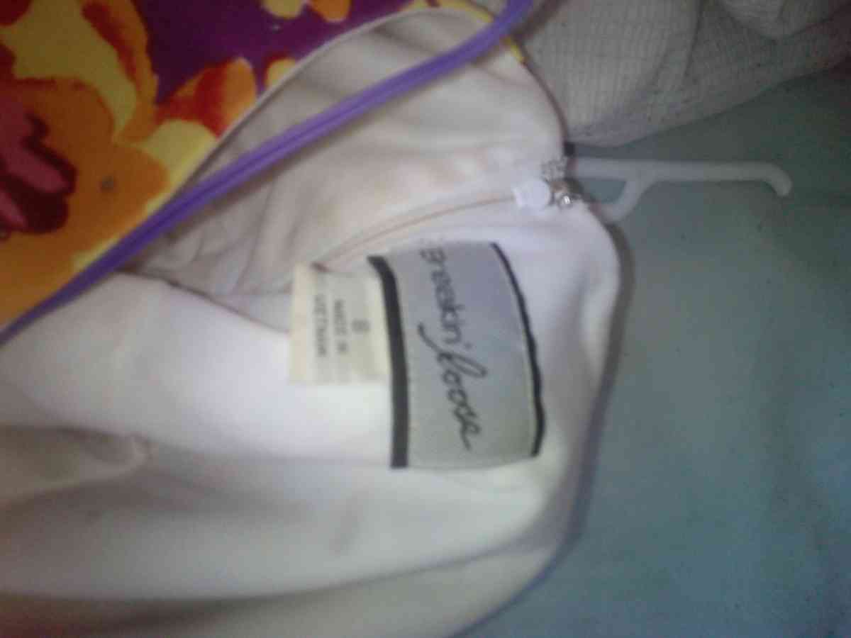 sleeveless flower dress is size 8 in womens - Casselberry, Florida - FleaMarketBay