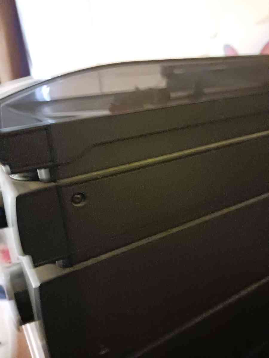 Retro Stereo plays - Ellenboro, North Carolina - FleaMarketBay