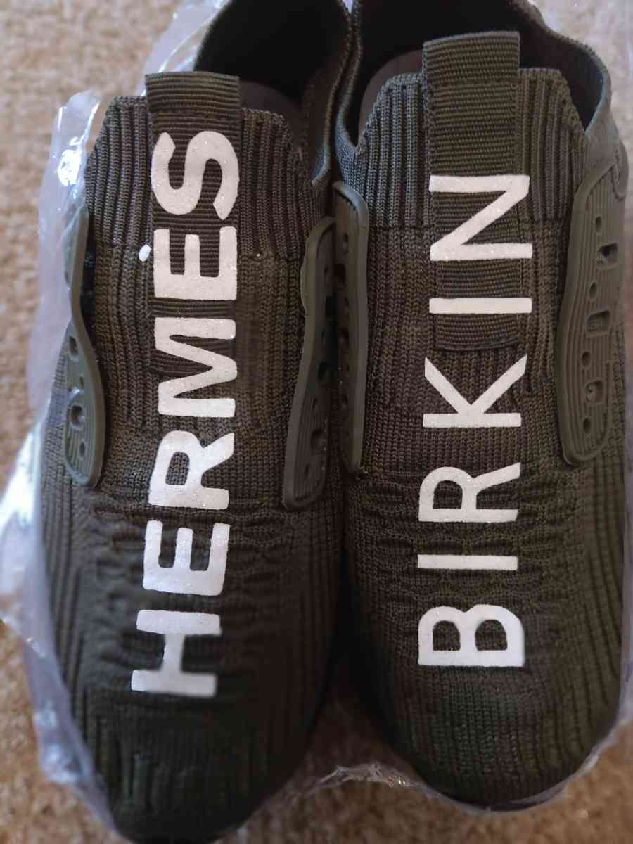 a custom printed pair of womens shoes  size 7 - Agency, Missouri - FleaMarketBay