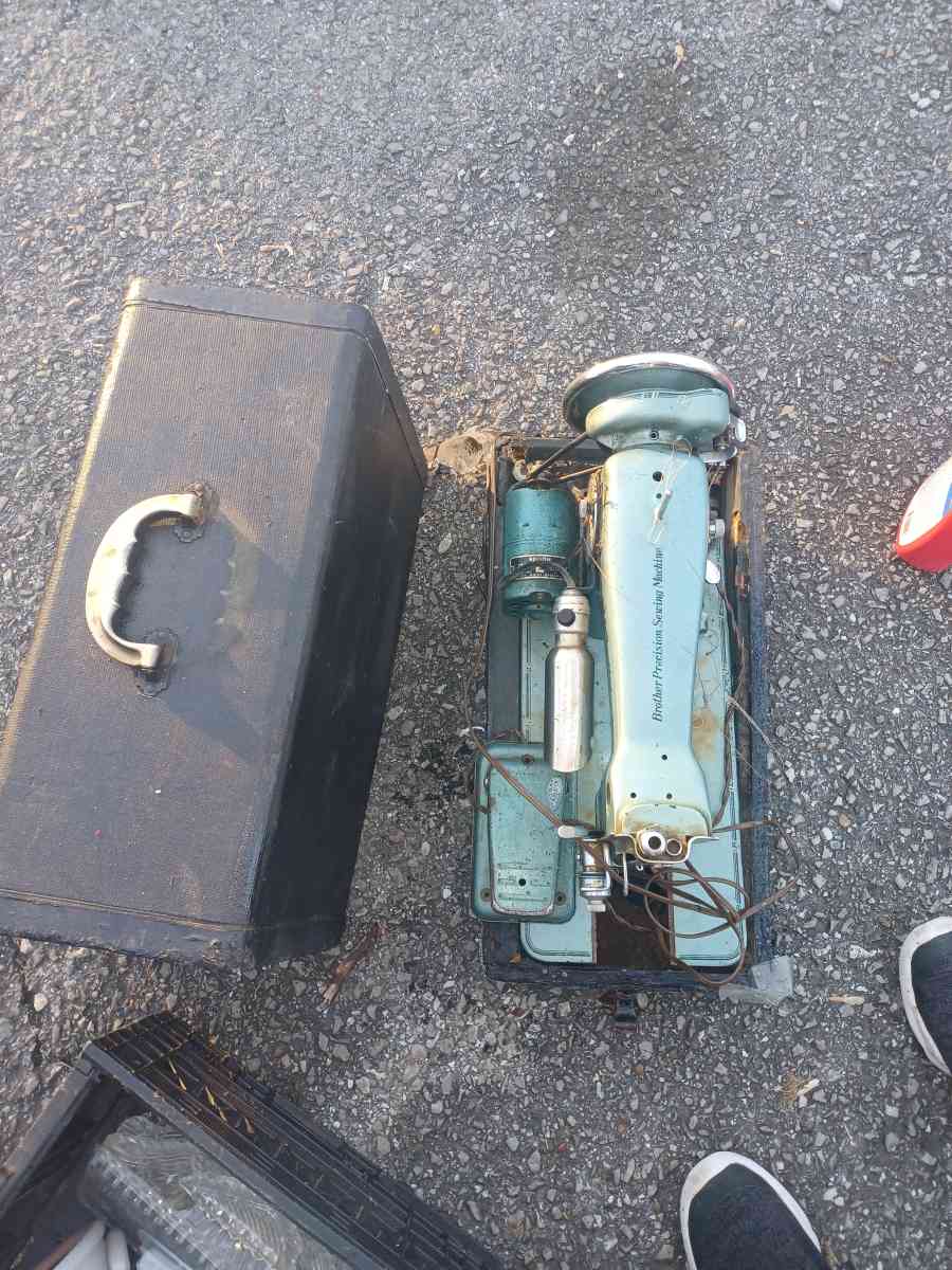 old sewing machine - Carthage, Tennessee - FleaMarketBay