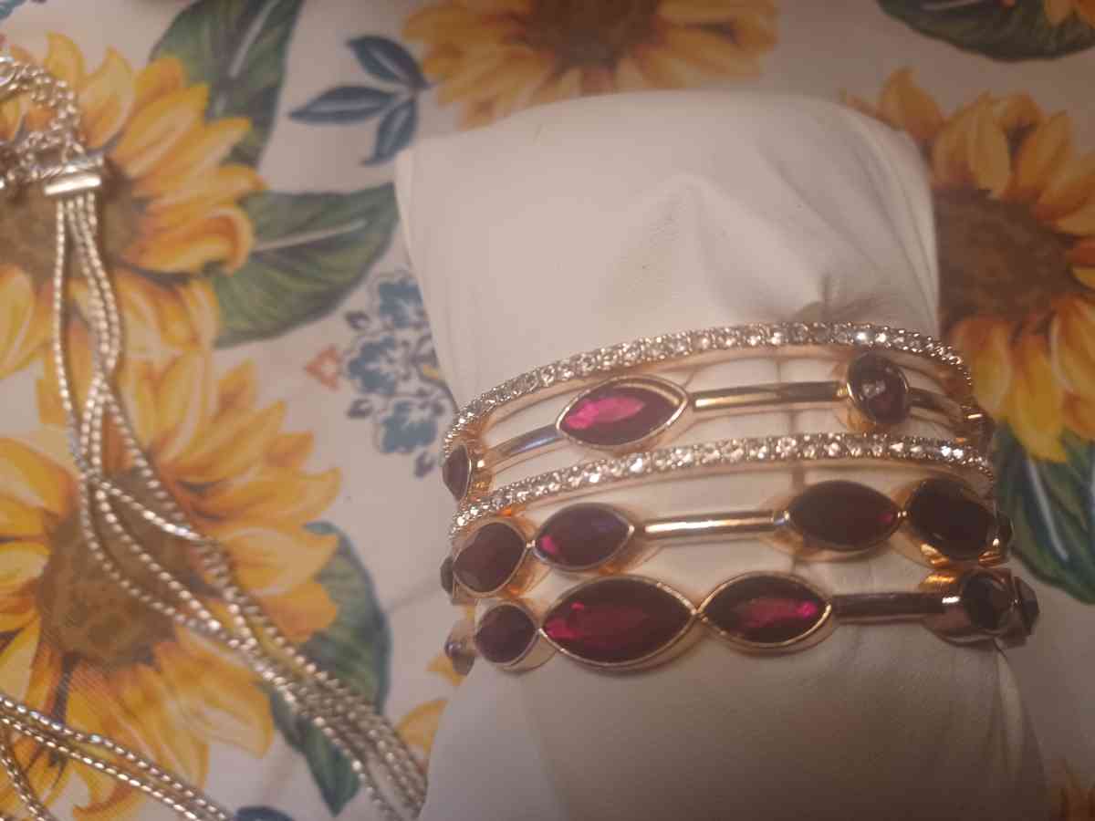 Womans bracelet - Farmington, Missouri - FleaMarketBay