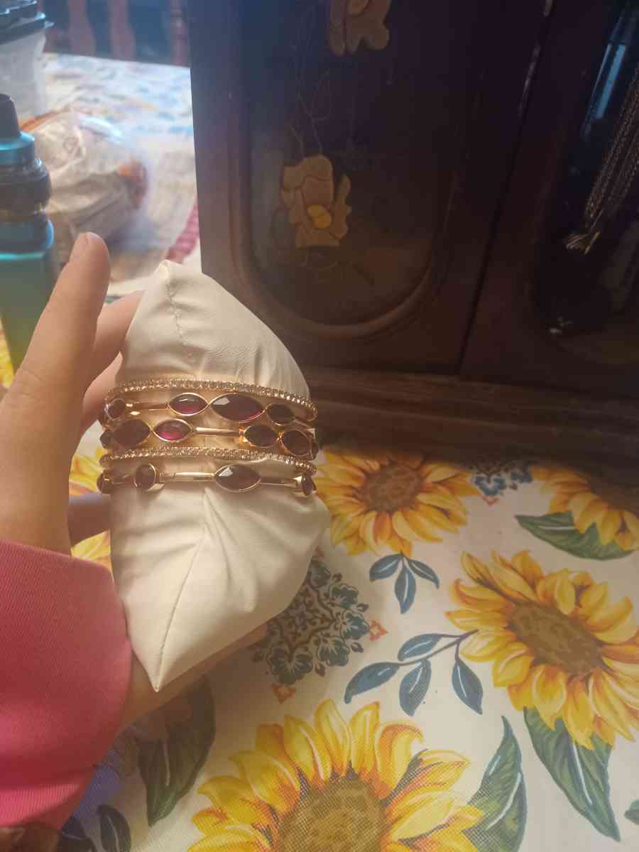 Womans bracelet - Farmington, Missouri - FleaMarketBay