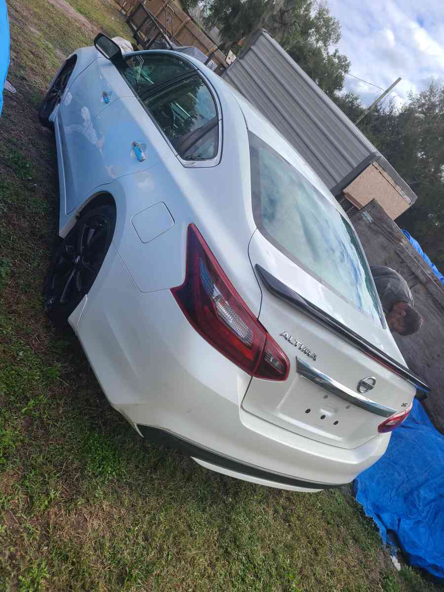 2017 nissan altima sr - Orlando, Florida - FleaMarketBay