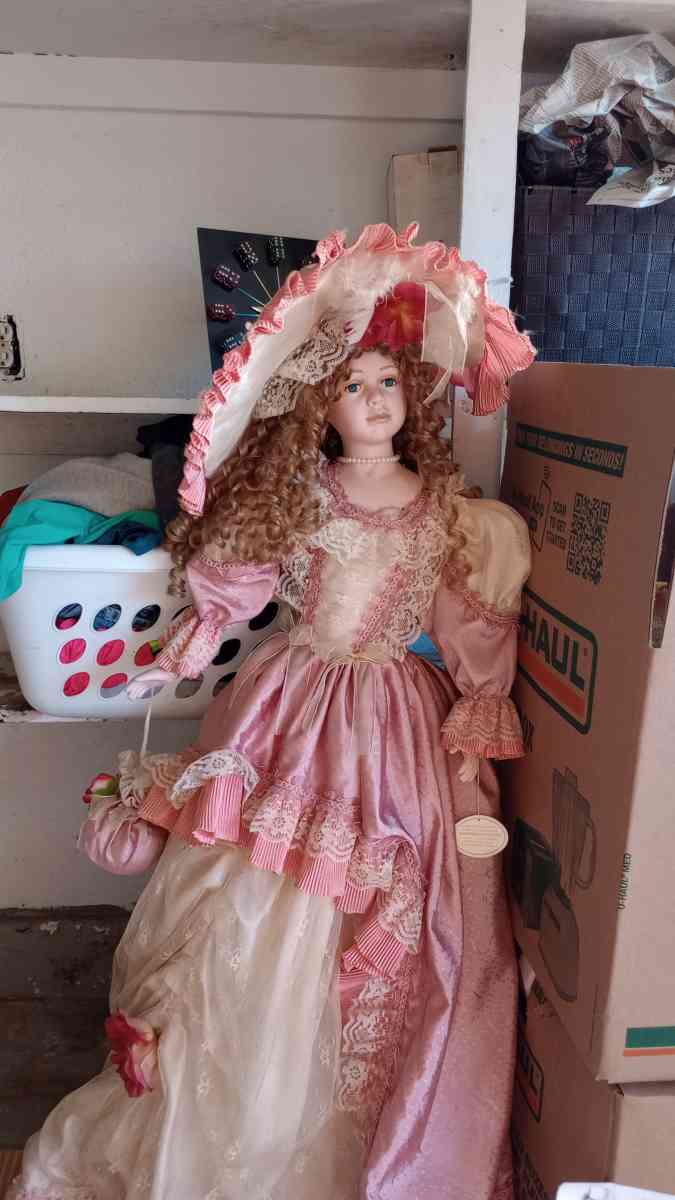 porcelain dolls - Alamo, Indiana