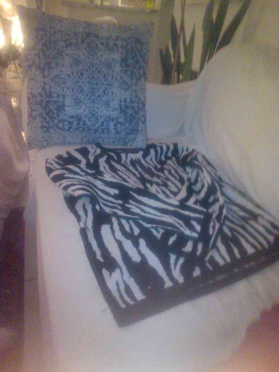 zebra sweater - Casselberry, Florida - FleaMarketBay