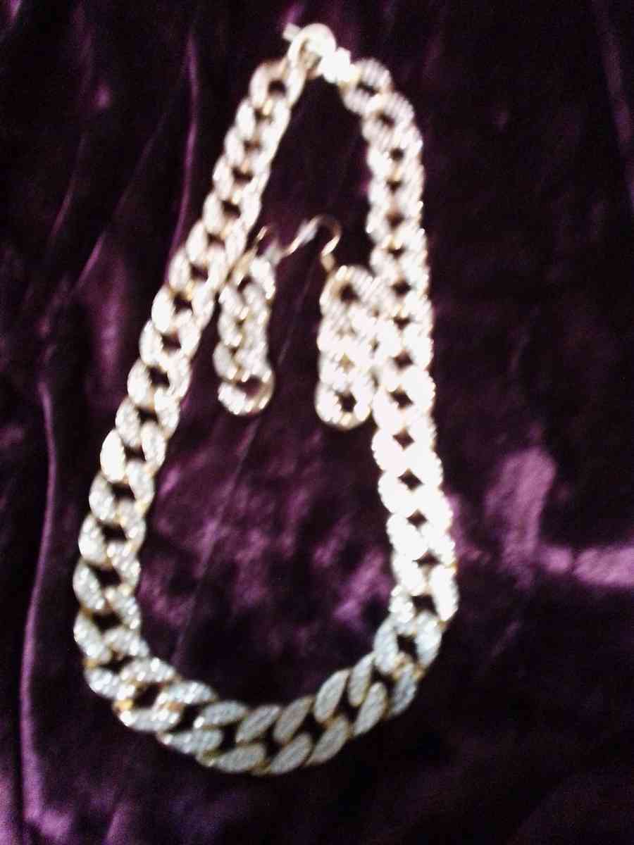 necklace and earrings costume jewelry - East Point, Kentucky