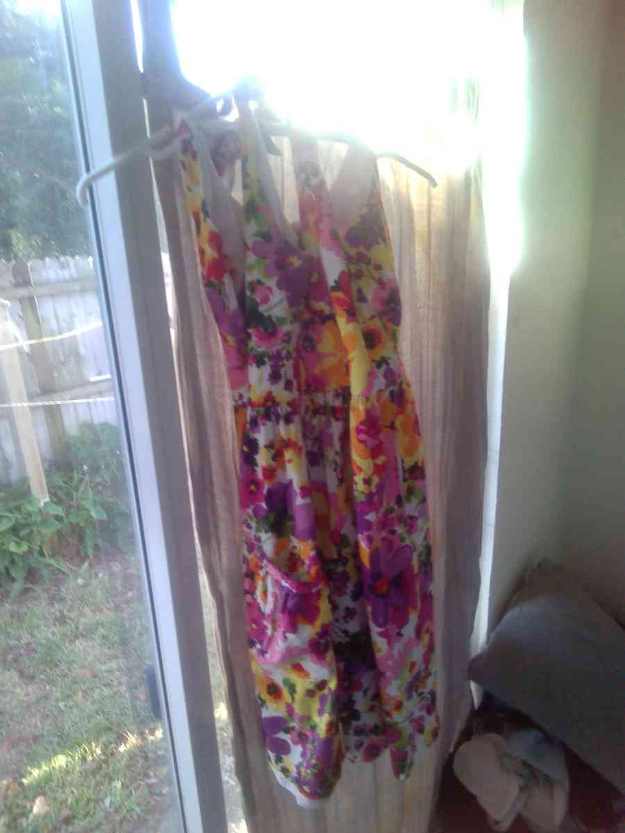 sleeveless flower dress is size 8 in womens - Casselberry, Florida - FleaMarketBay