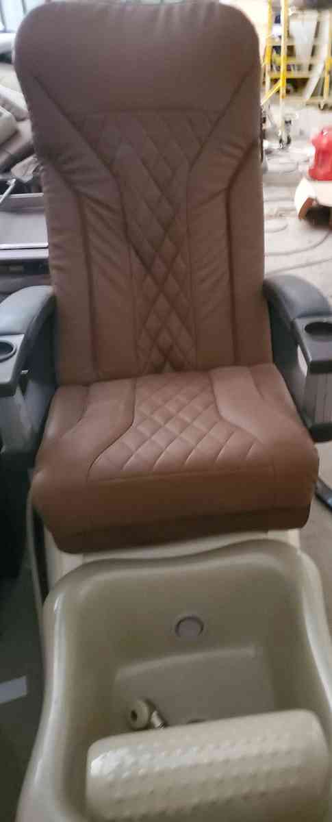 human Touch messaging chair with attached whirl pool - Pensacola, Florida - FleaMarketBay