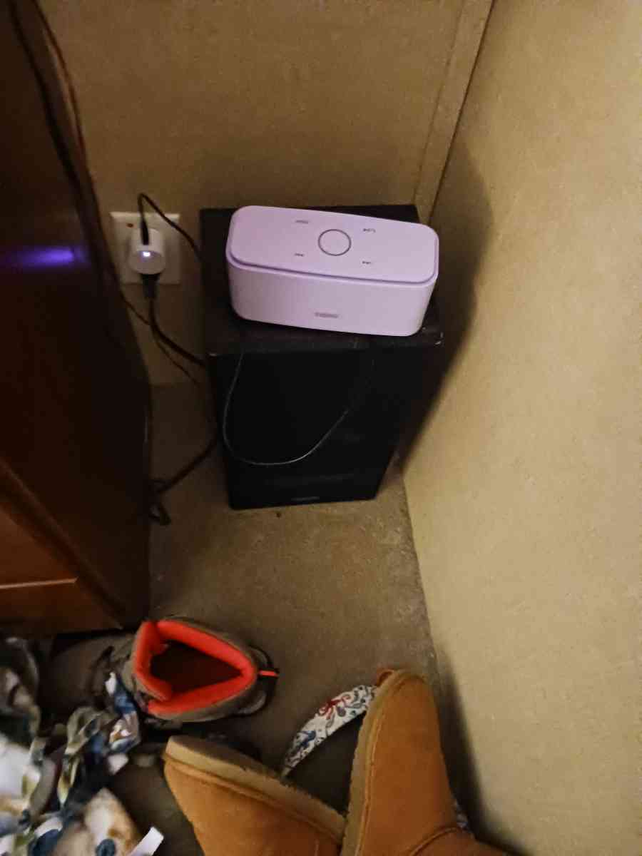 Retro Stereo plays - Ellenboro, North Carolina - FleaMarketBay