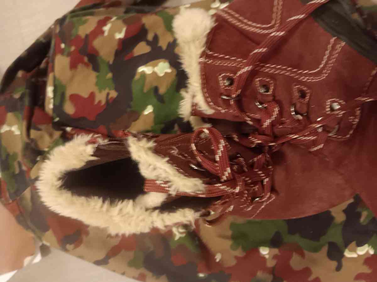 womans boots cranberry - Portland, Maine - FleaMarketBay