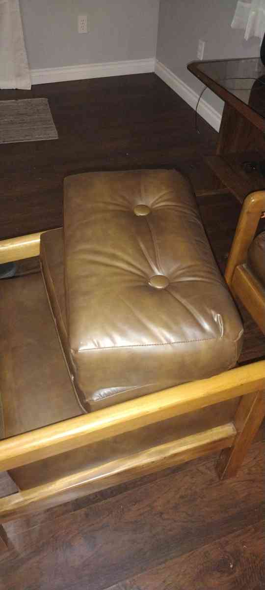 paoli brown leather armchair - Pasco, Washington - FleaMarketBay