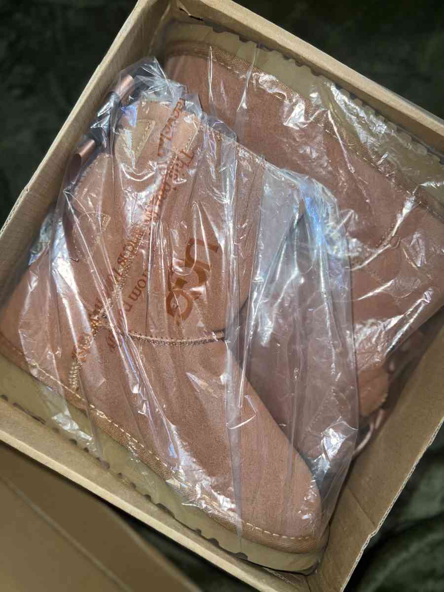 Winter Boots - Brooklyn, New York - FleaMarketBay