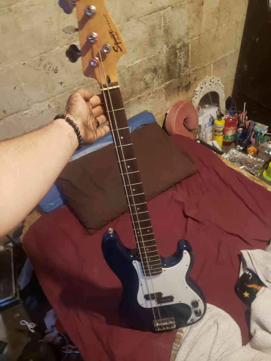 Squire electric bass guitar - Marion, Indiana - FleaMarketBay