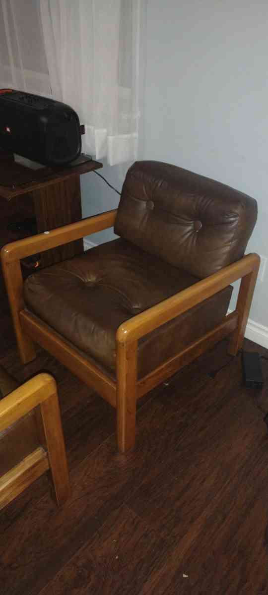 paoli brown leather armchair - Pasco, Washington - FleaMarketBay