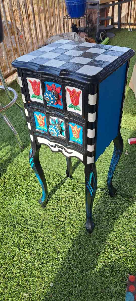 Small handpainted end table - Washington, Utah - FleaMarketBay