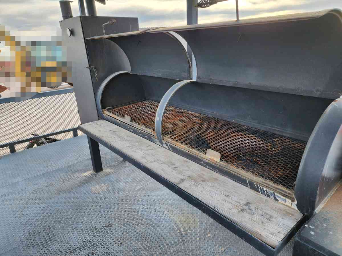 BBQ pit with trailer - Odessa, Texas - FleaMarketBay