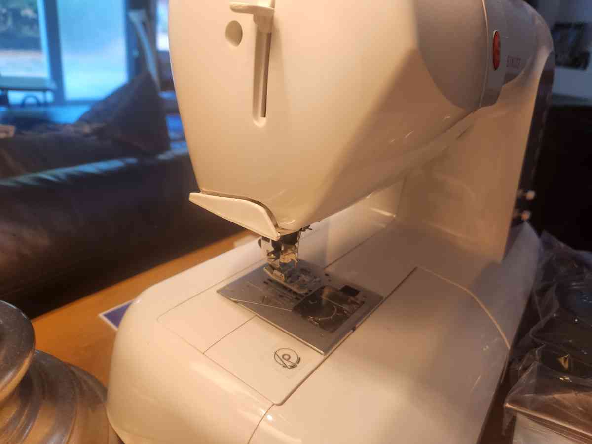 Singer Curly 8763 Zig Zag Sewing Machine - San Clemente, California - FleaMarketBay