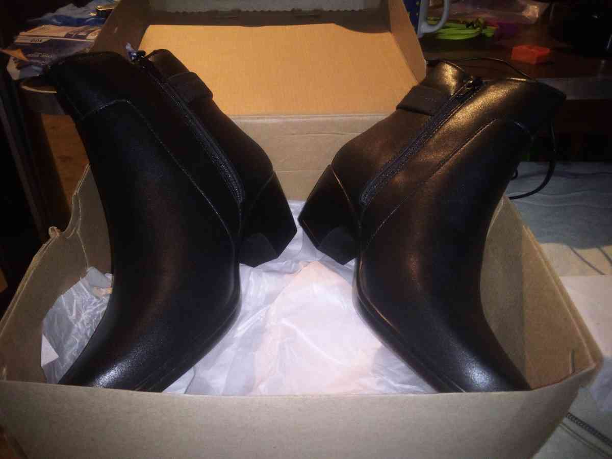 Emily Holly Black Leather - Phillipsburg, New Jersey - FleaMarketBay