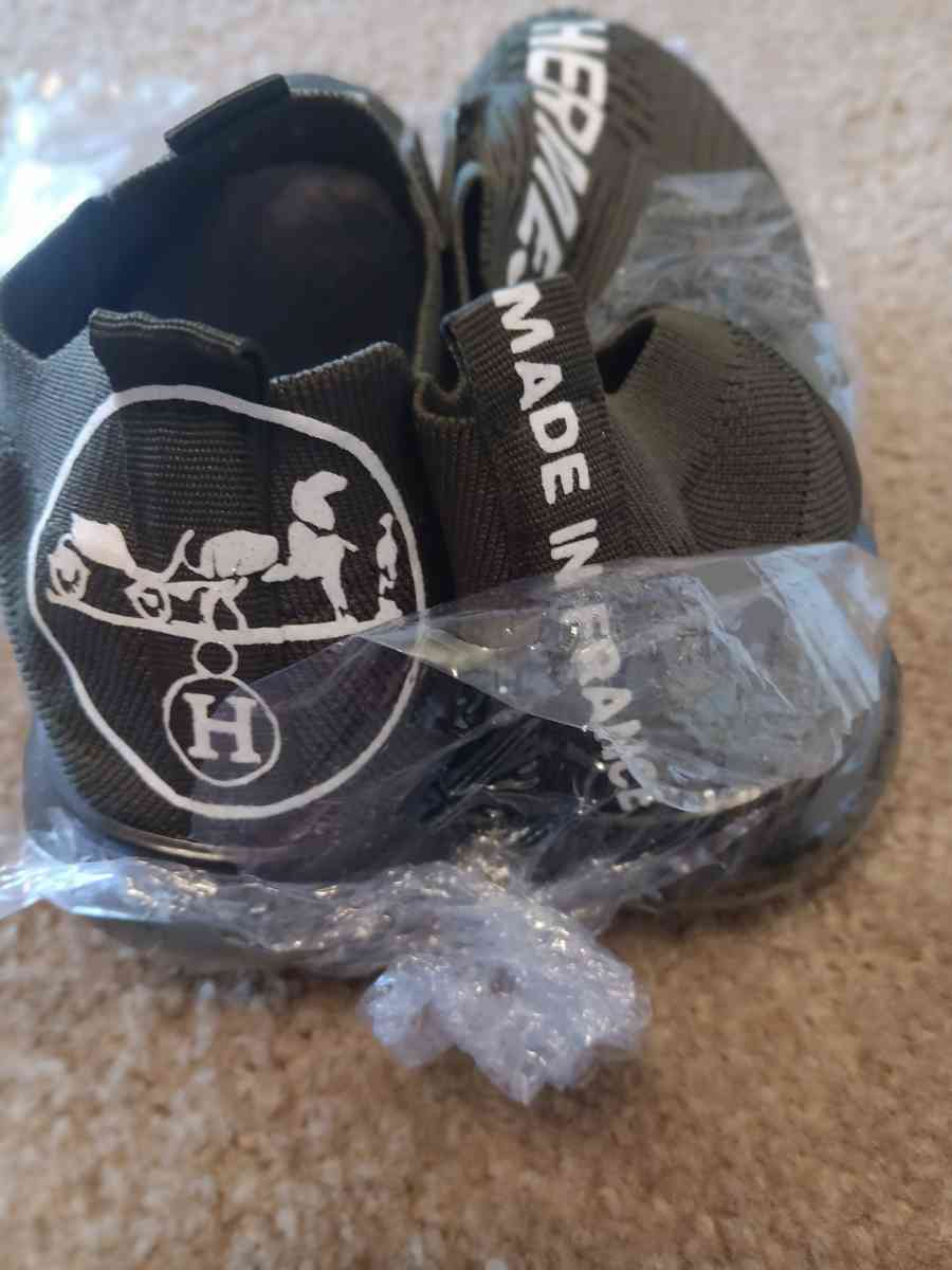 a custom printed pair of womens shoes  size 7 - Agency, Missouri - FleaMarketBay