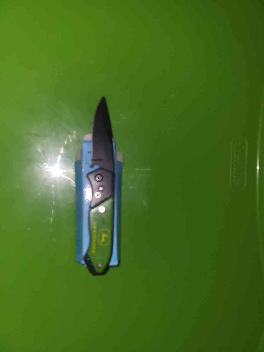 John deere automatic pocket knife