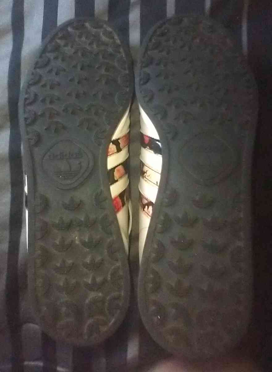 Womans Adidas Samoa Shoes - North Las Vegas, Nevada - FleaMarketBay