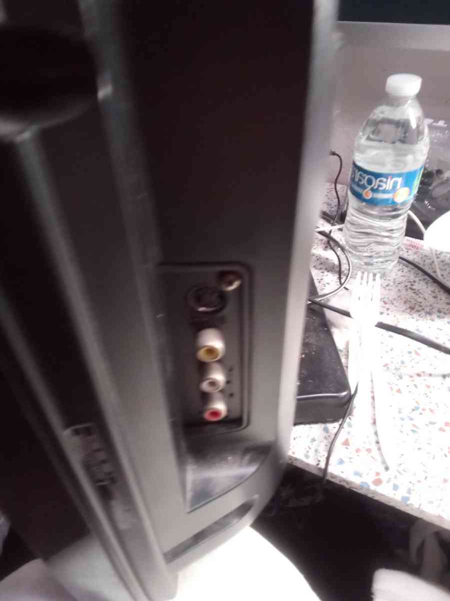 26 inch Emerson tv with built in DVD player - Alpine, Arizona - FleaMarketBay