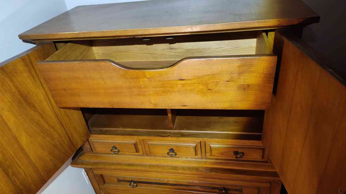 solid oak bureau - Philadelphia, Pennsylvania - FleaMarketBay