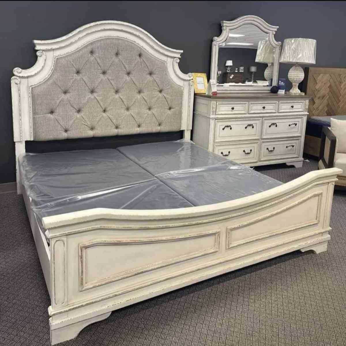 Realyn Chipped bedroomset dresser mirror bed Queen - Houston, Texas