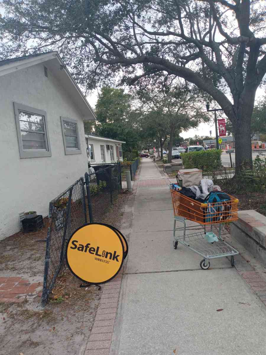 free SafeLink wireless phones - Winter Park, Florida - FleaMarketBay