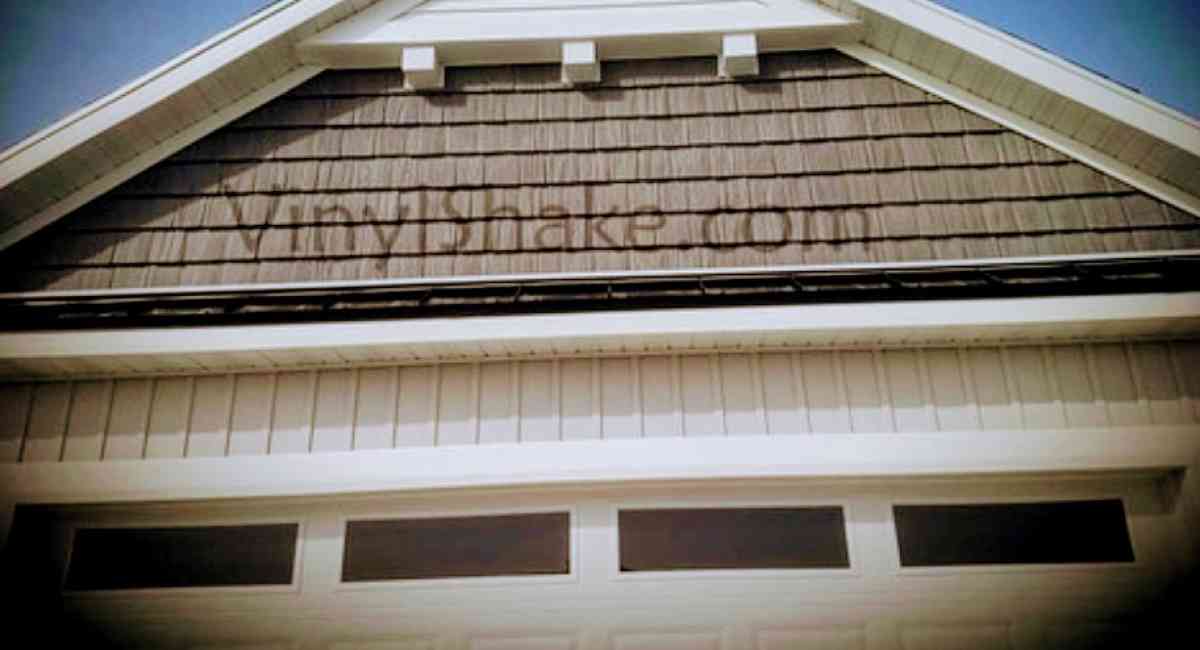 7 in X 5 ft staggered wood shake vinyl siding - Collins, Mississippi - FleaMarketBay