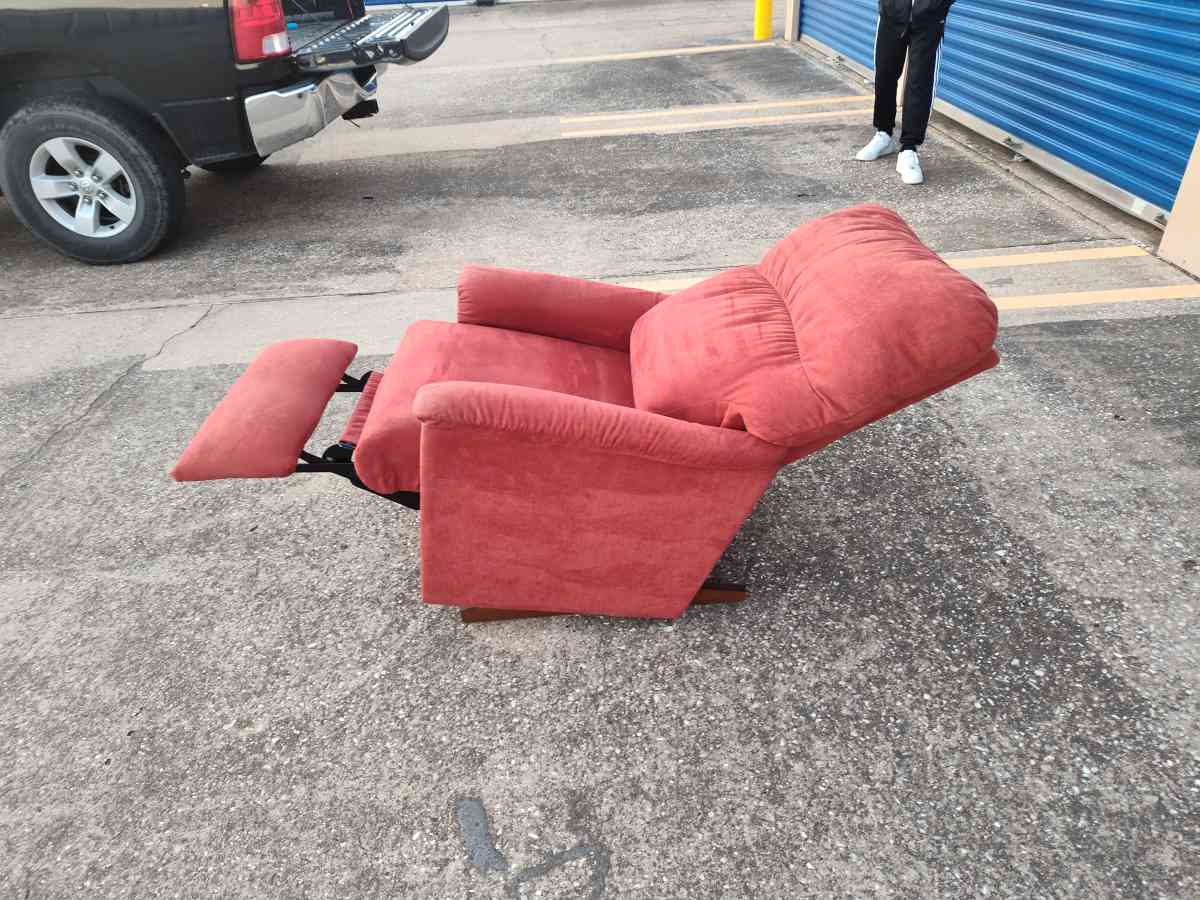 Red Recliner - Bacliff, Texas - FleaMarketBay