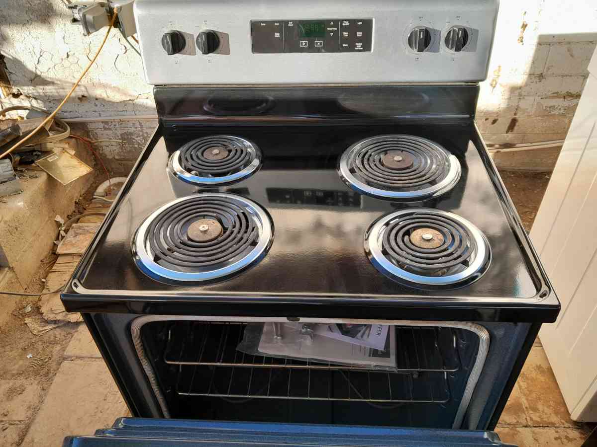 ELECTRIC WHIRLPOOL STOVE STENLESS STILL WITH BLACK EXCELLENT - Alpine, Arizona