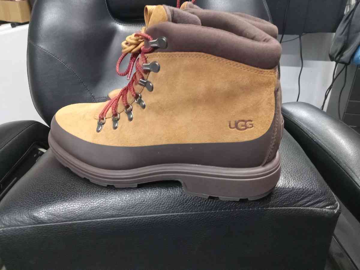 UGGS boots  for man - Los Angeles, California - FleaMarketBay