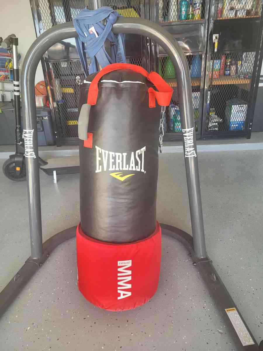 80lb MMA PunchingGround Fighting Bag AND Stand - El Paso, Texas