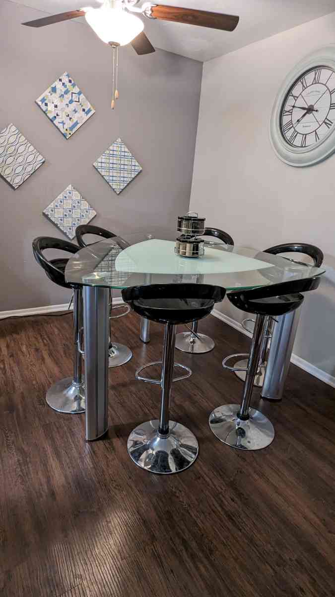 Modern glass table - Montgomery, Texas - FleaMarketBay