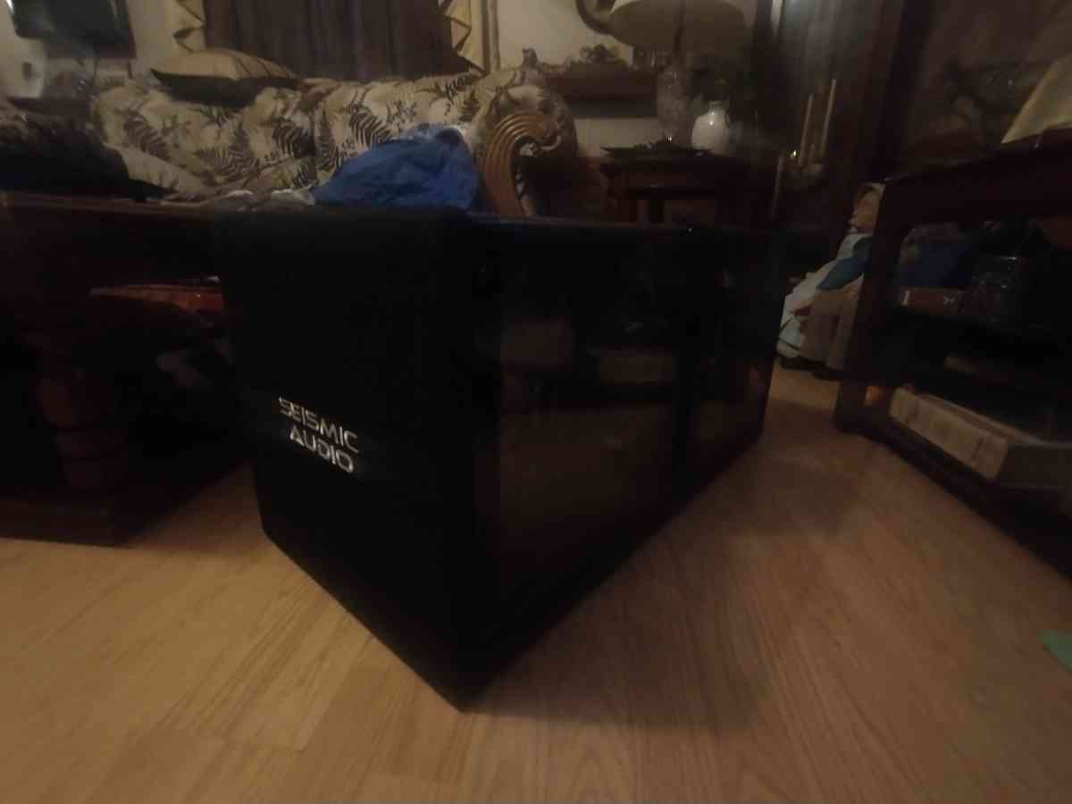 2 12 2400watt in a glow bandpass box - Berea, Kentucky - FleaMarketBay