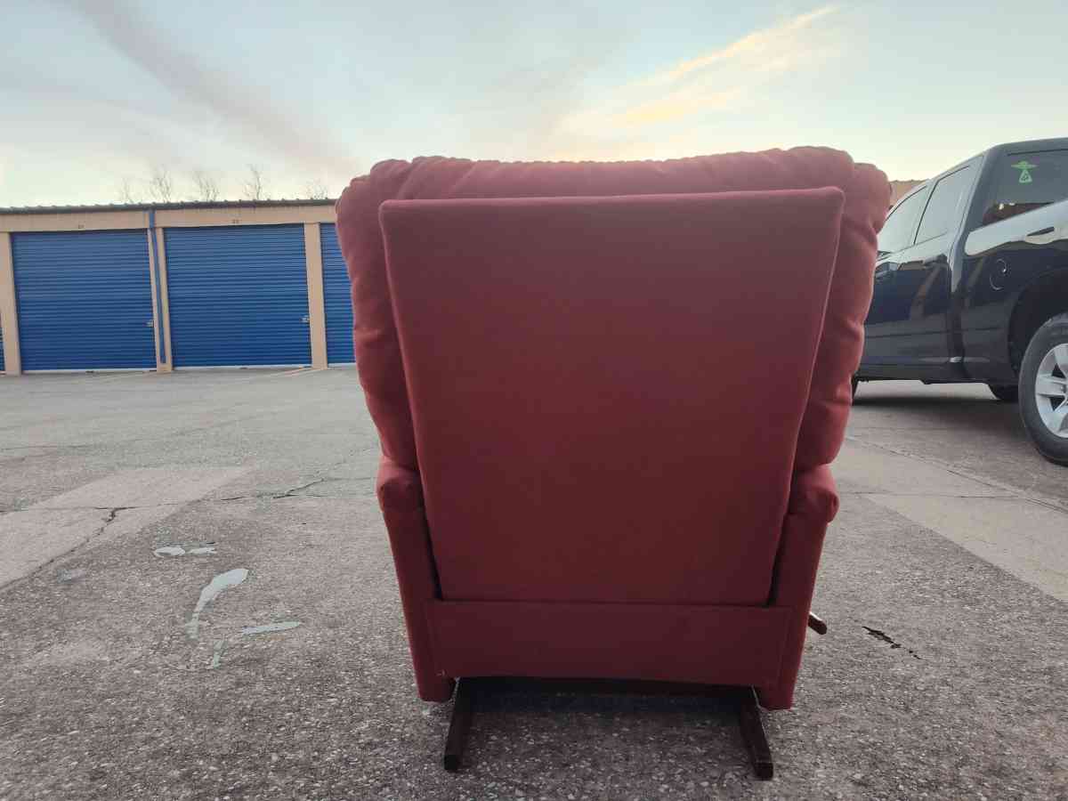 Red Recliner - Bacliff, Texas - FleaMarketBay