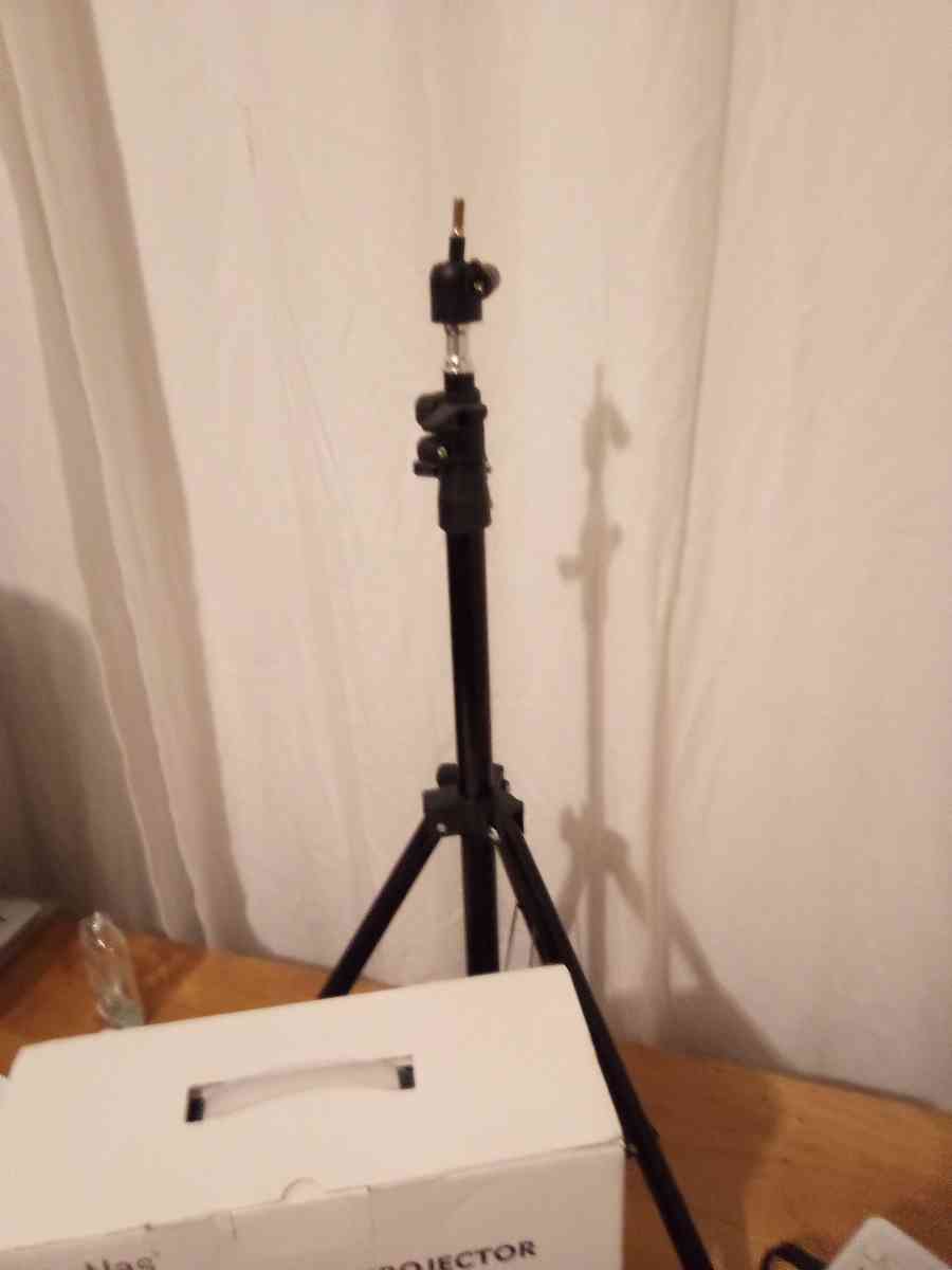 portable video projector - Portland, Oregon - FleaMarketBay