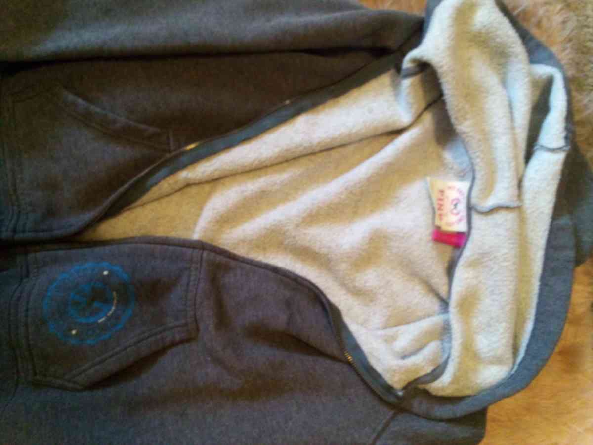 clothes - Chattanooga, Tennessee - FleaMarketBay