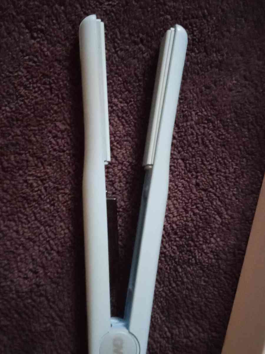 Ceramic Straightening Flat Iron - Chicago, Illinois - FleaMarketBay