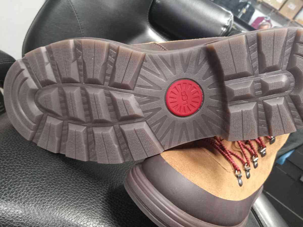 UGGS boots  for man - Los Angeles, California - FleaMarketBay