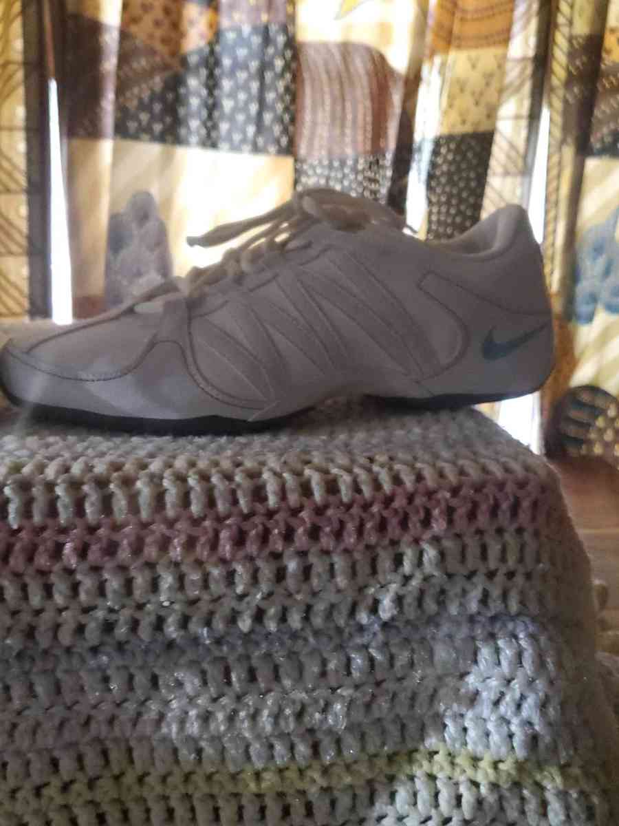 Nike white sneakers size 10 lace up - Altoona, Alabama - FleaMarketBay