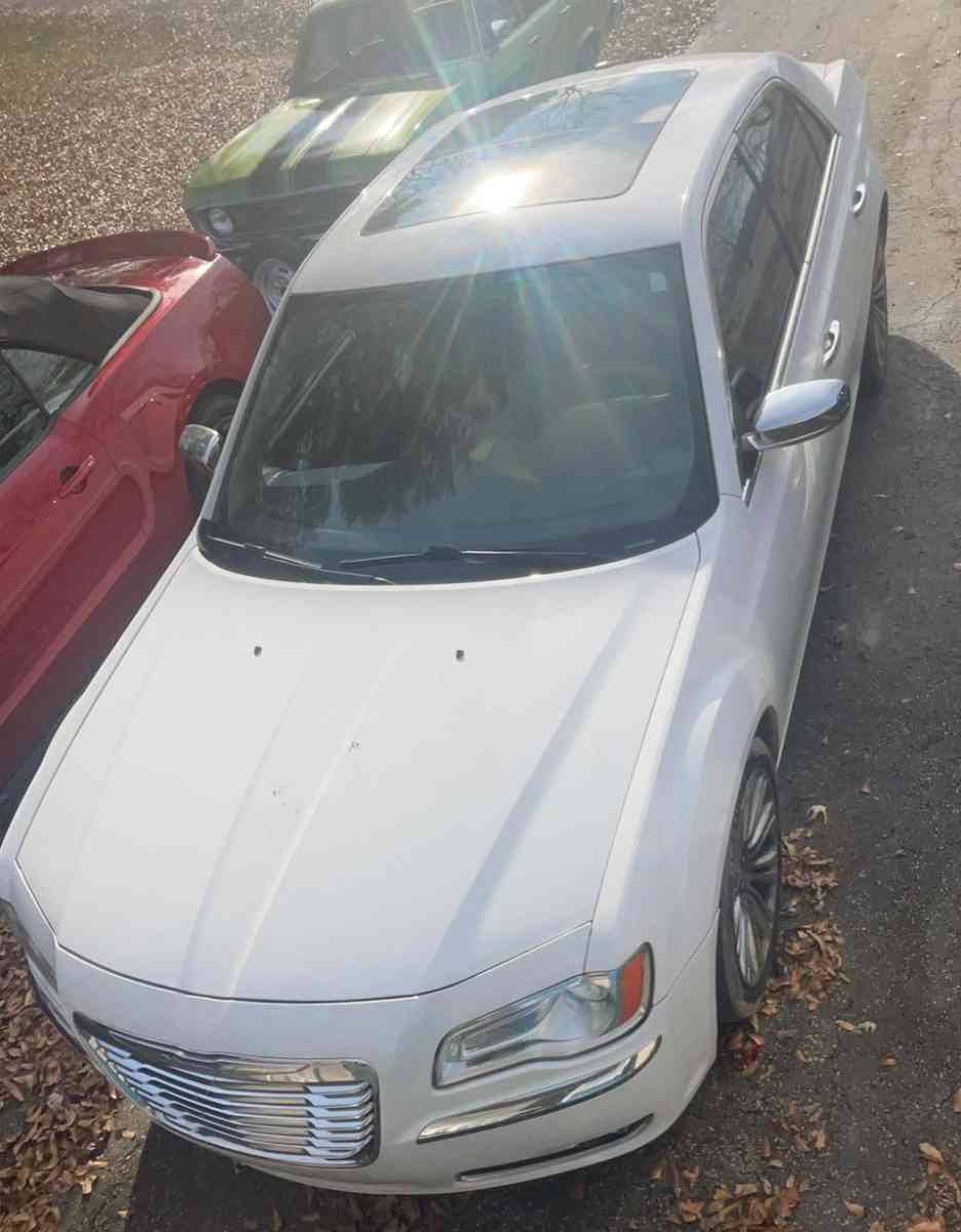 White 2013  Chrysler 300C Sedan 4D - Lawrenceburg, Tennessee - FleaMarketBay