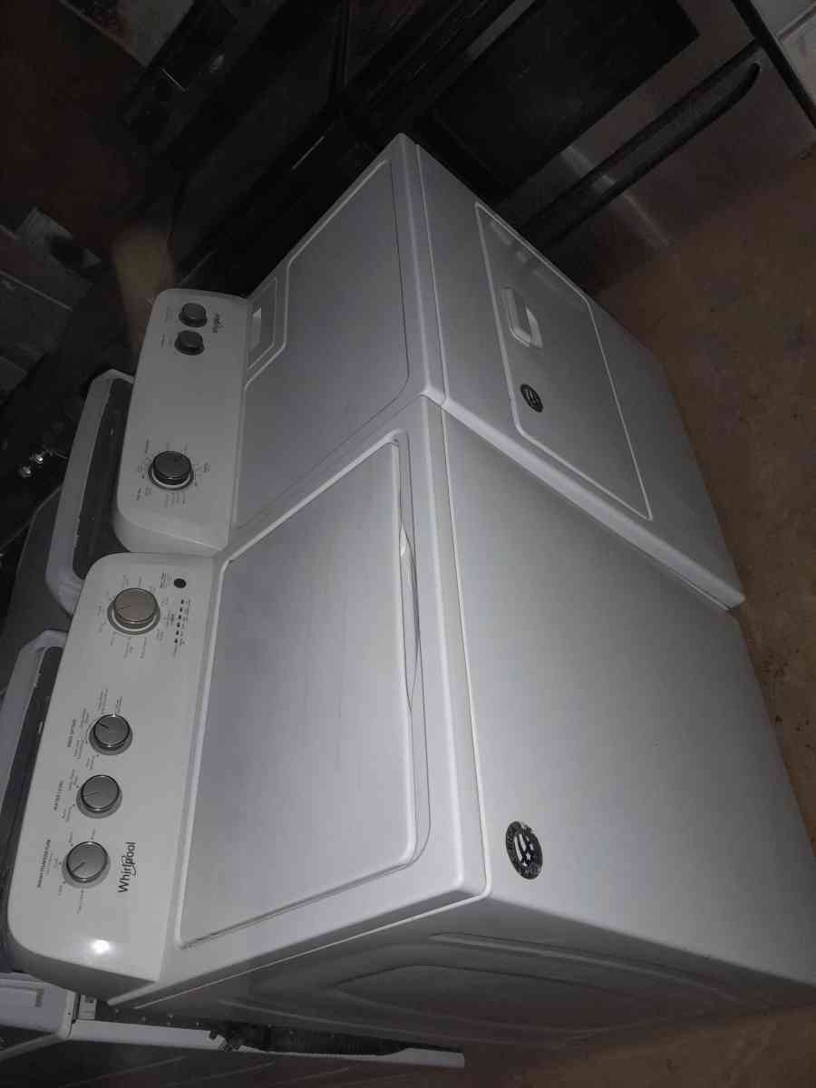 WHIRLPOOL WASHER DRYER ELECTRIC WHITE ON WHITE JUST LIKE NEW - Alpine, Arizona - FleaMarketBay