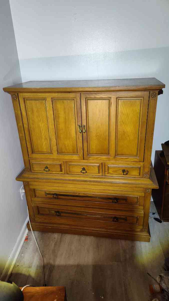 solid oak bureau - Philadelphia, Pennsylvania - FleaMarketBay