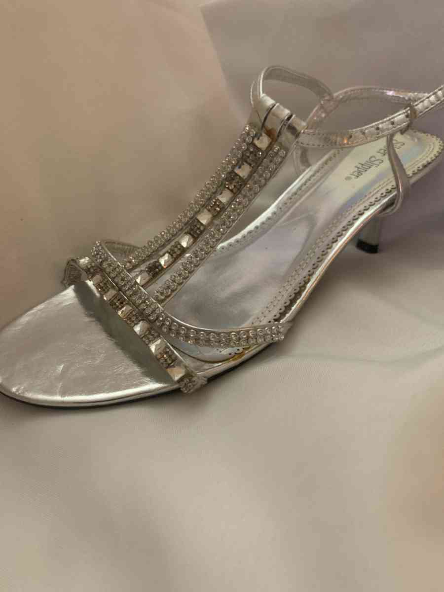 silver slipper heels - Spring Hill, Florida - FleaMarketBay