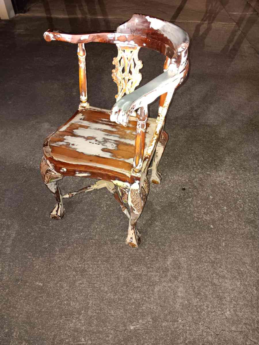 Is solid wood corner chair - Cedar Park, Texas