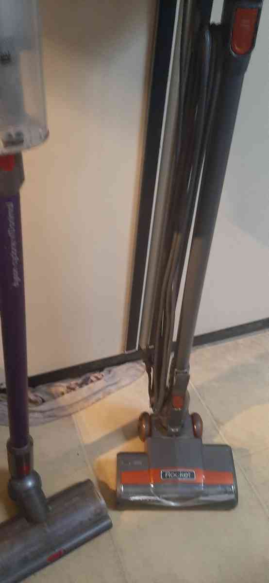 Dyson n shark stick vac set - Indianapolis, Indiana - FleaMarketBay