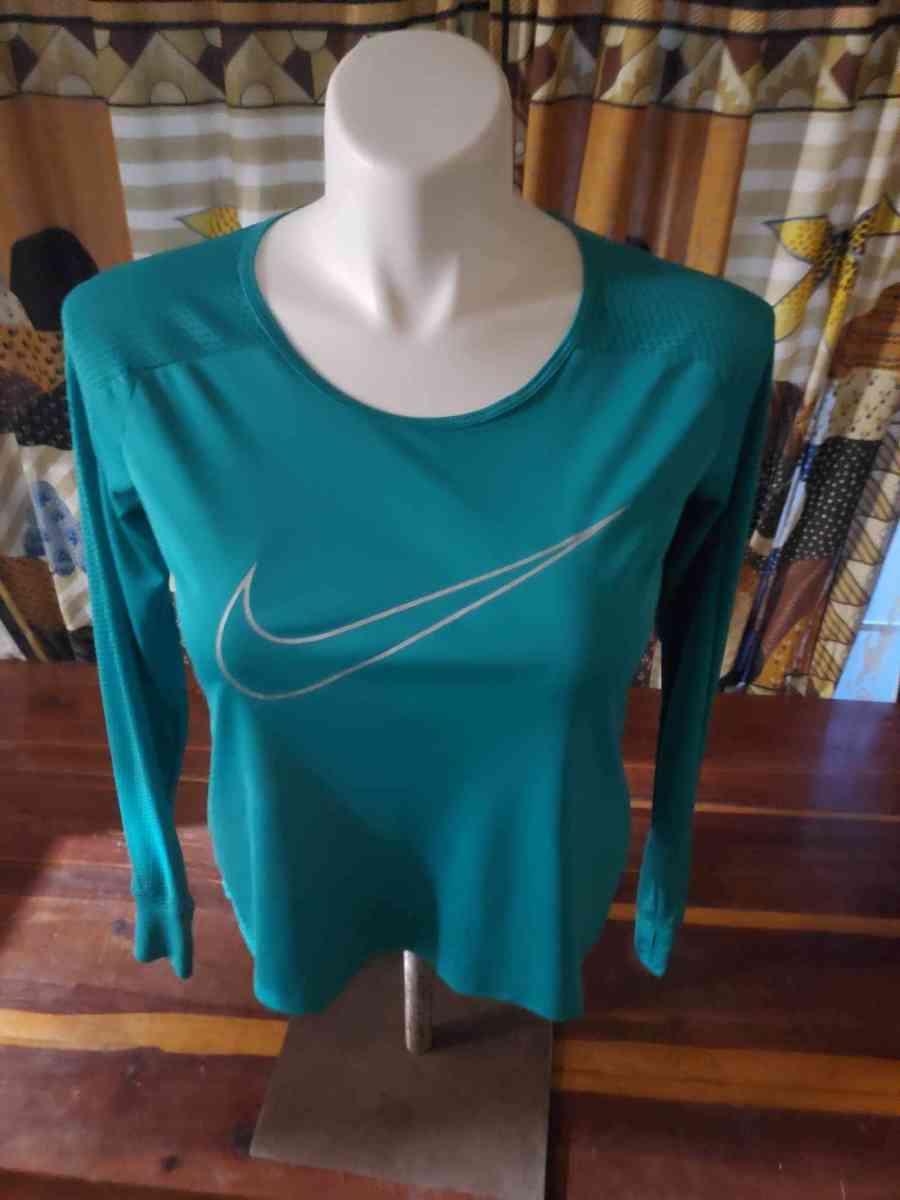 Nike size medium dry fit turquoise shirt bust 36 inches - Altoona, Alabama